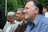 Bazon Brock, slowenischer Zivilschutzleiter und Peter Weibel, Leiter des ZKM Karlsruhe, als vereinigte Spazierensitzer
